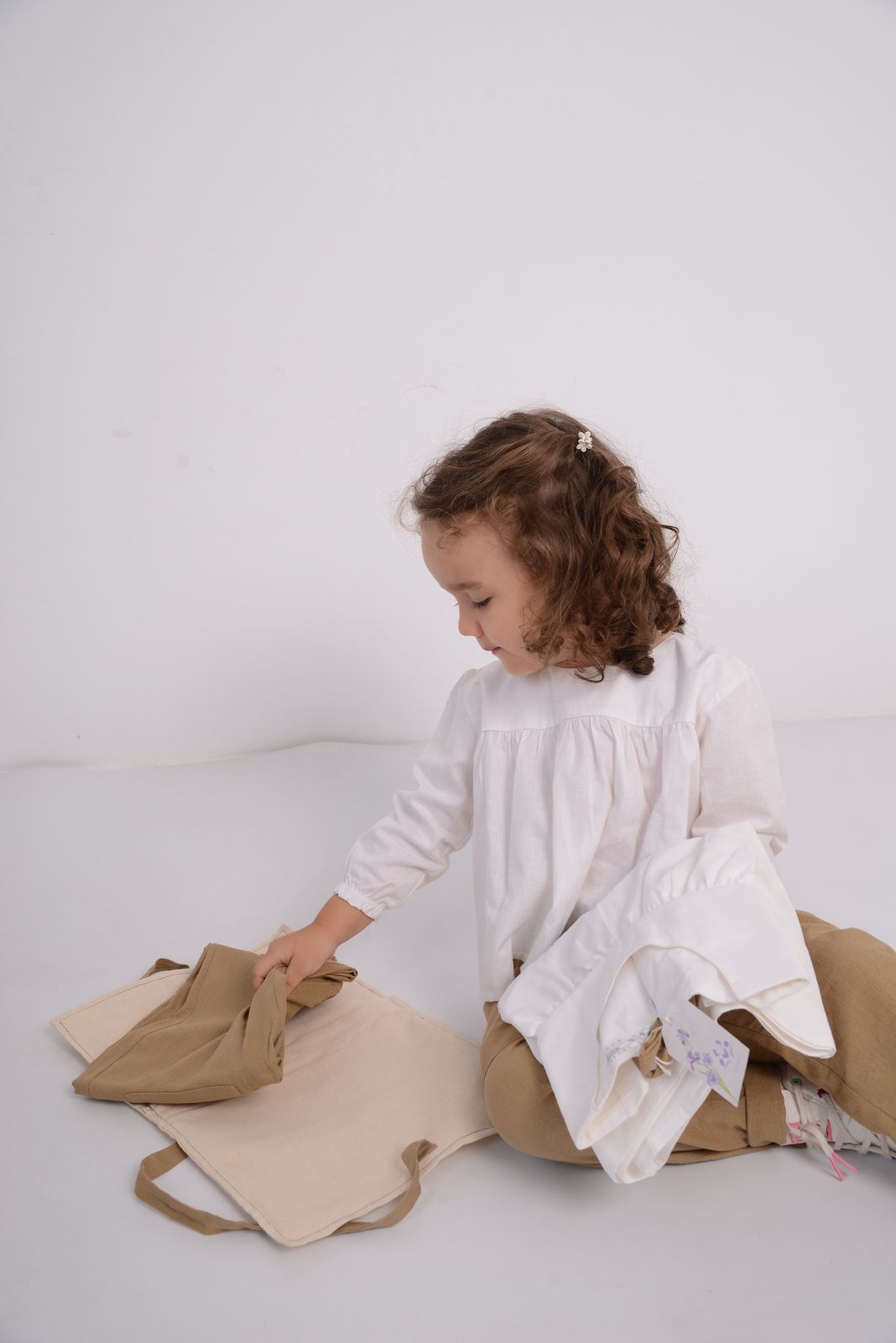 Détail d’une blouse blanche en coton selima